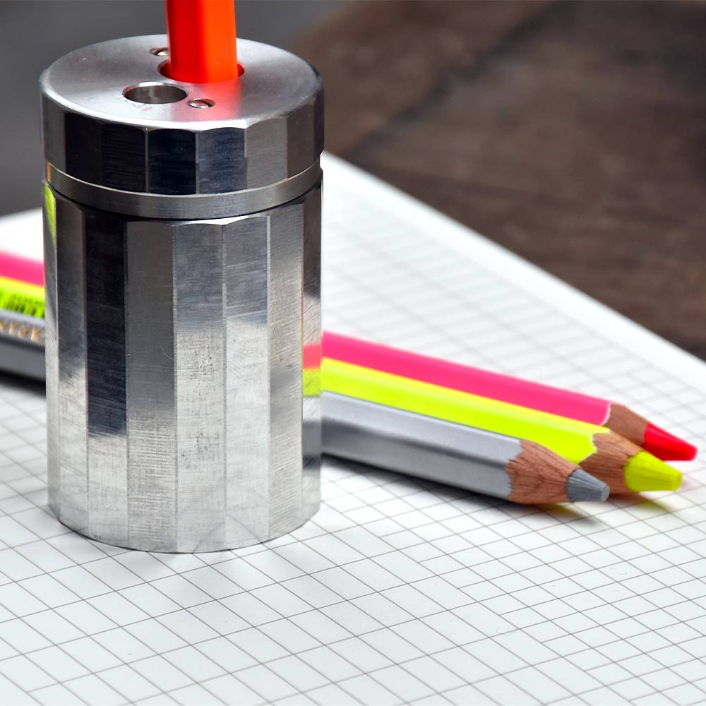 Taille-crayon double en aluminium avec réservoir
